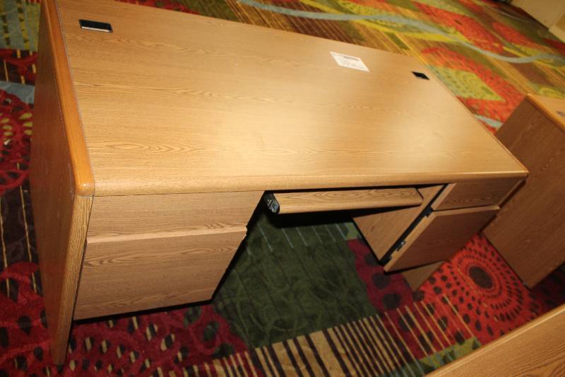lot 1058 image: Computer Desk