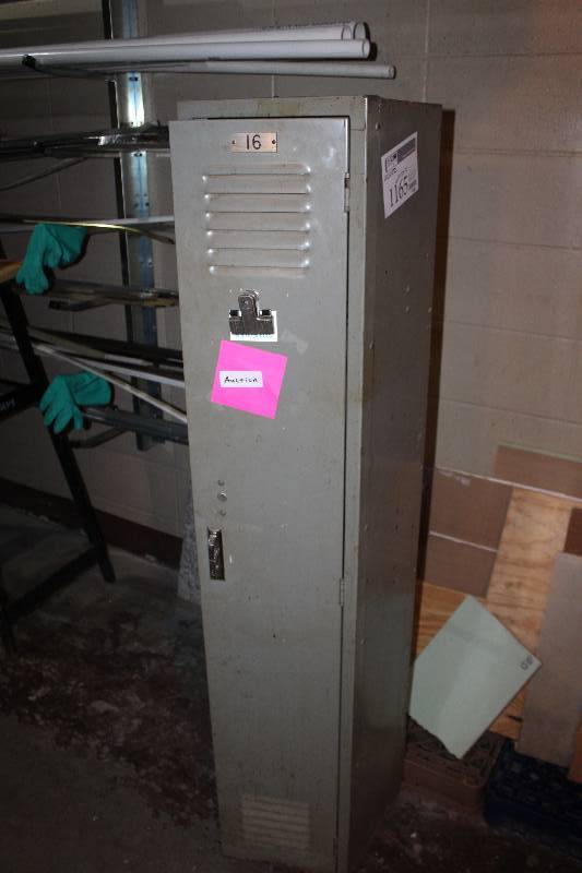 lot 1165 image: Metal Locker