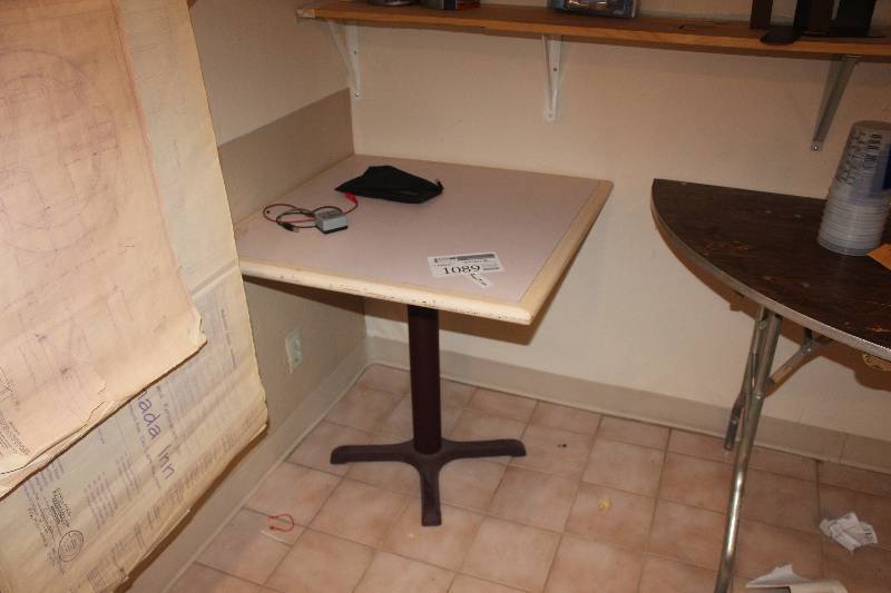 lot 1089 image: Table