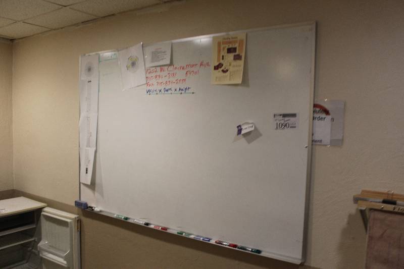 lot 1090 image: Dry Erase Board