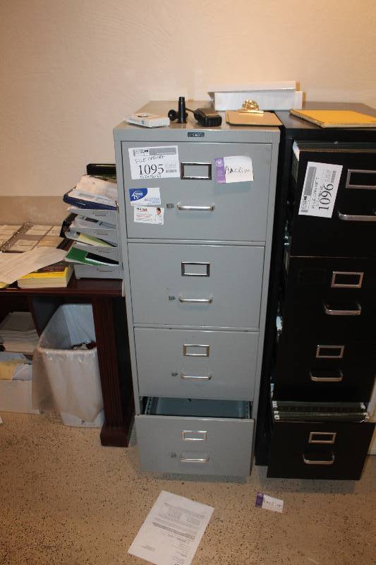 lot 1095 image: 4-Drawer Metal File Cabinet
