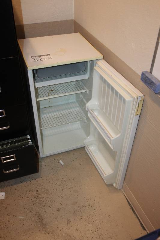 lot 1097 image: Mini Refrigerator
