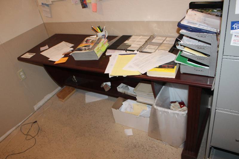 lot 1094 image: Desk