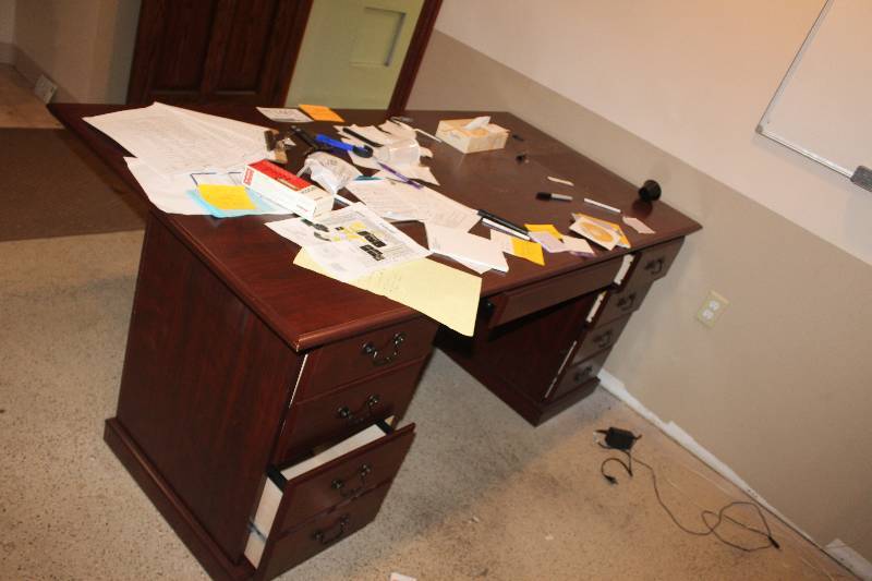 lot 1091 image: Desk