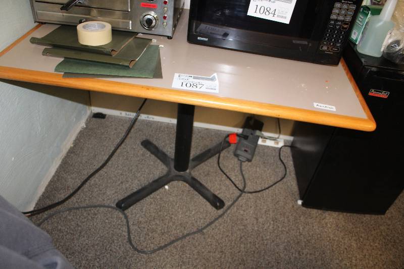 lot 1087 image: Table