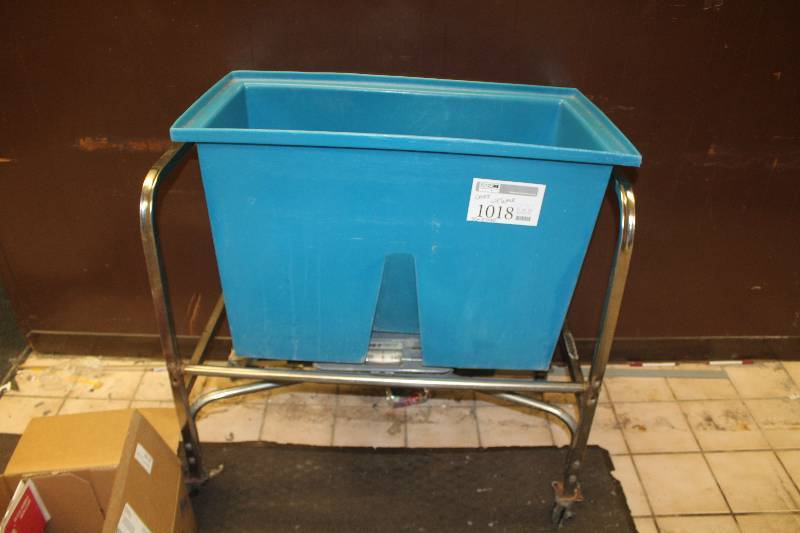 lot 1018 image: Wheeled Cart & Scale