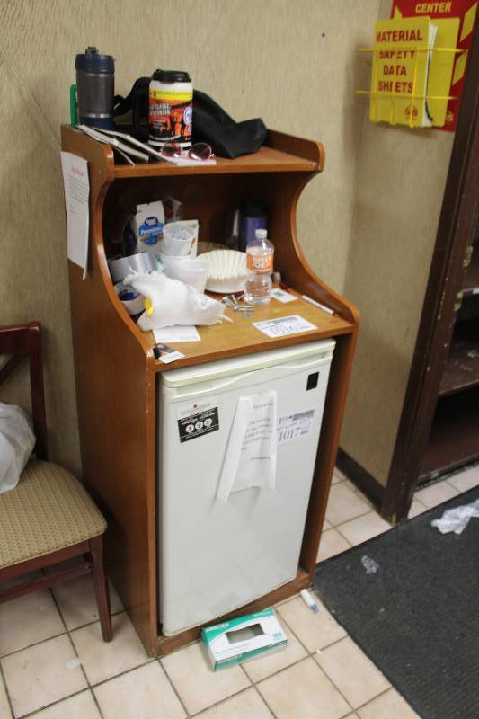 lot 1016 image: Mini Bar & Contents