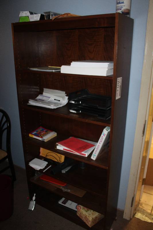 lot 1014 image: 5-Shelf Bookcase & Contents