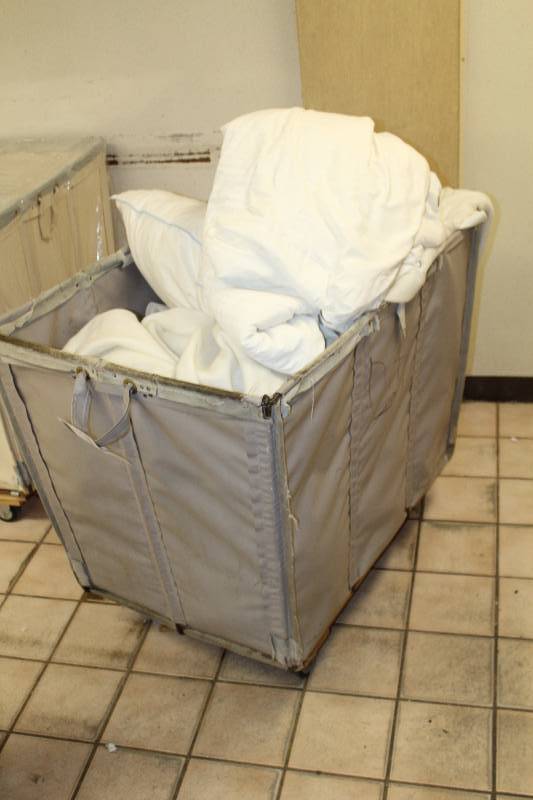lot 1019 image: 4-Wheel Laundry Cart
