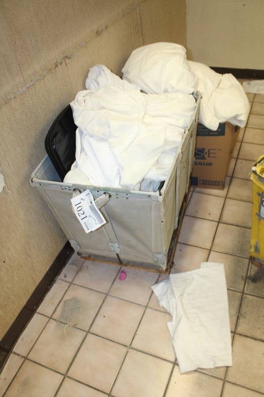 lot 1021 image: 4-Wheel Laundry Cart