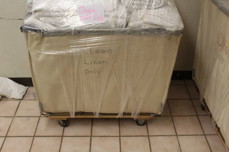lot 1024 image: 4-Wheel Laundry Cart