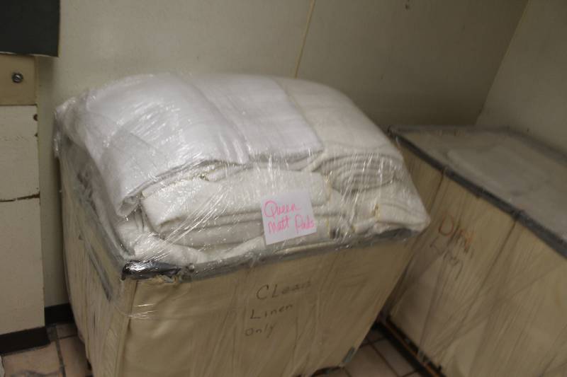 lot 1023 image: Box Lot of Queen Linens