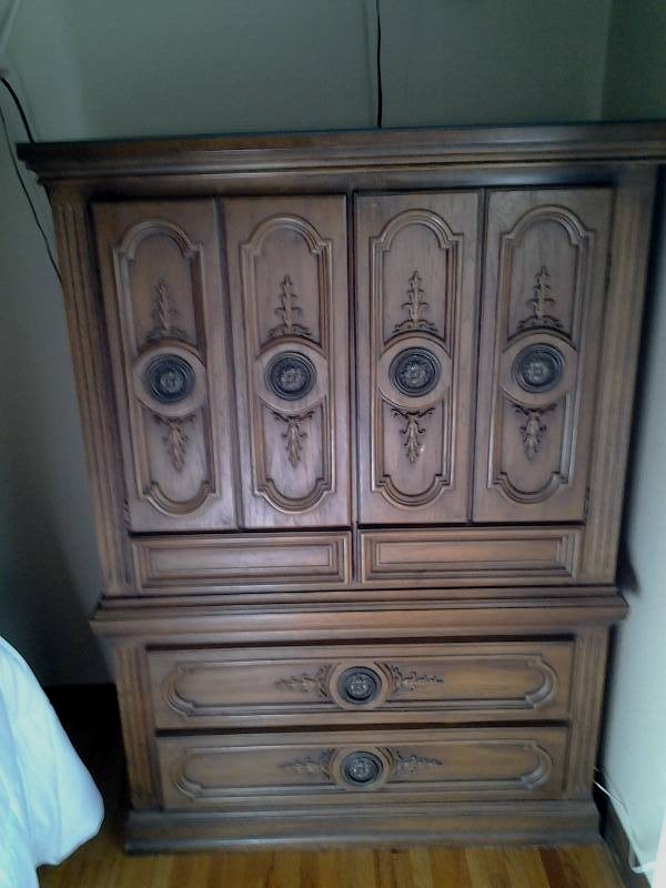 lot 2 image: Armoire Chest 40x19x56 With Glass Top