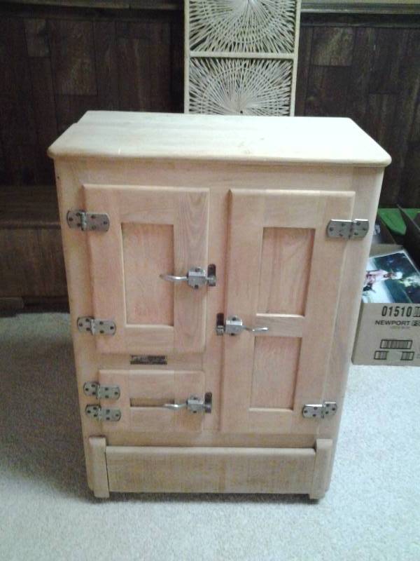 lot 4 image: Vintage (Antique) Ice Box Chest 26x16x39 (Wood)
