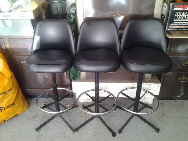 lot 5 image: Set Of 3-Black Swivel Bar Stools 31 Inch