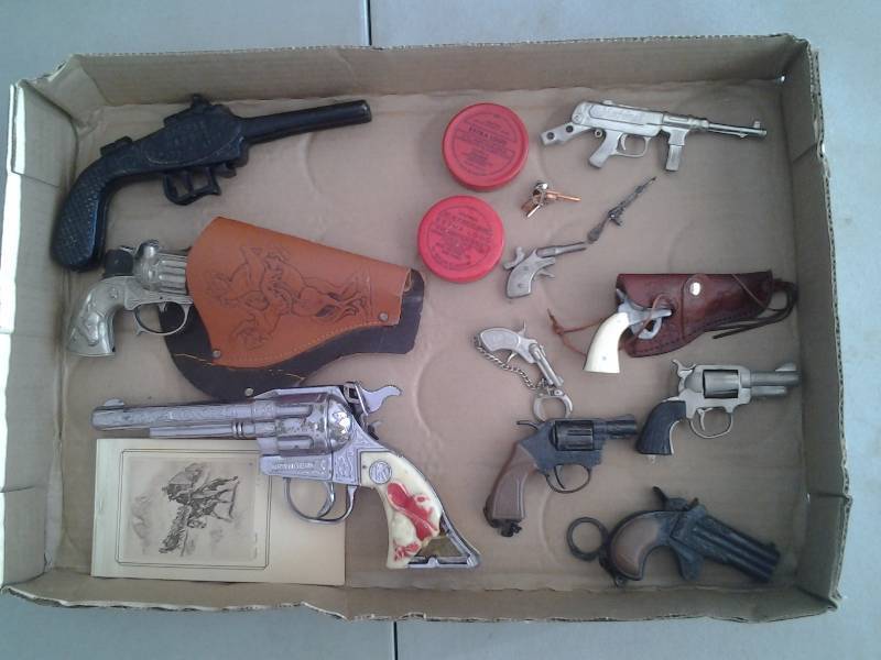 lot 16 image: 10-Toy Guns (Cap Guns, Pistols & Blanks)