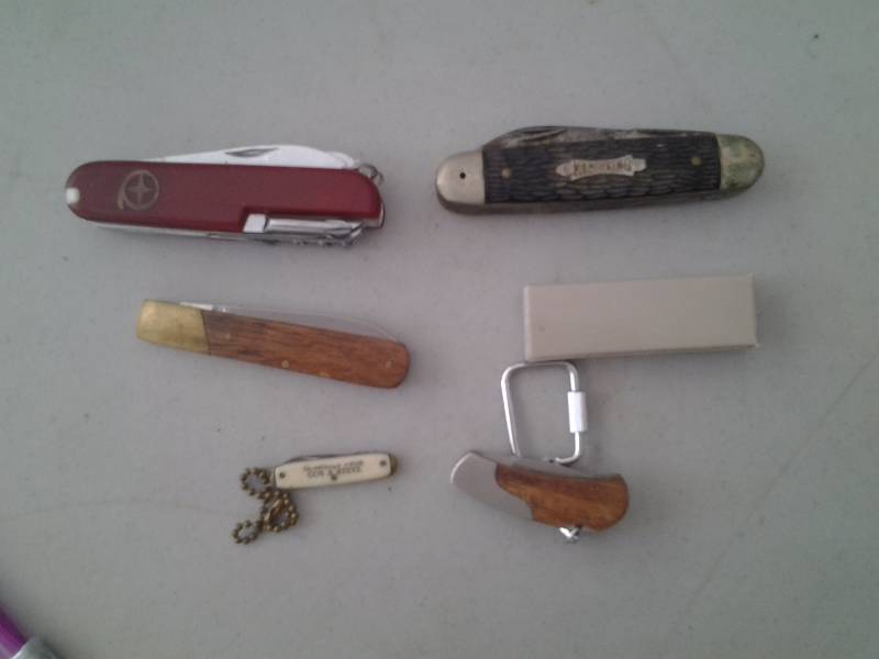 lot 32 image: 6-Pocket Jack Knives