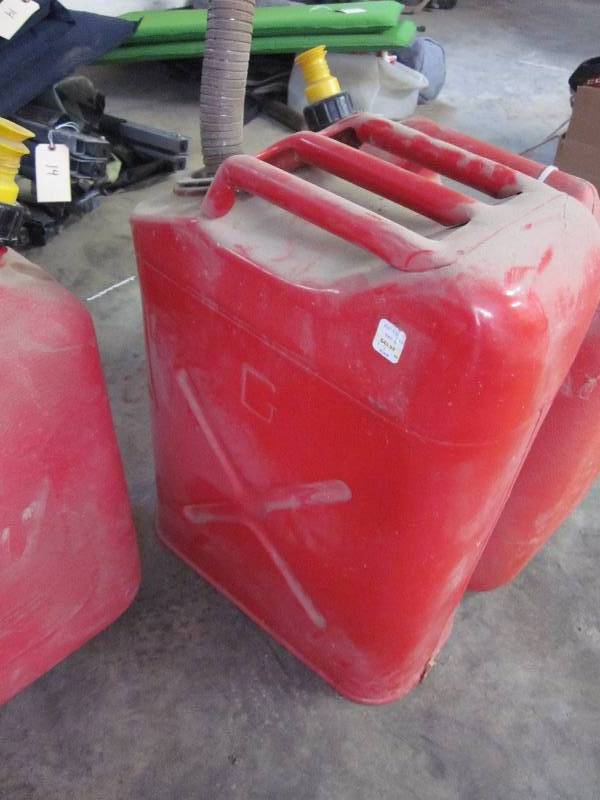 lot 24 image: 6 Gas Cans