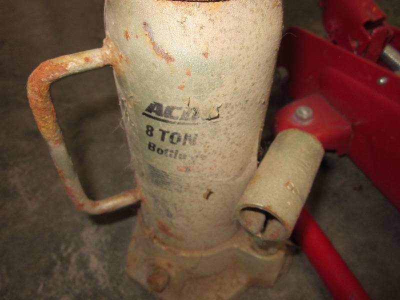 lot 31 image: Bottle Jack and Floor Jack