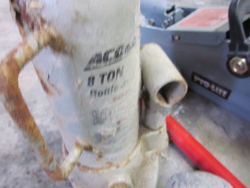 lot 32 image: Bottle Jack and Floor Jack