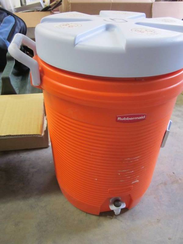 lot 40 image: Lunch boxes and water cooler