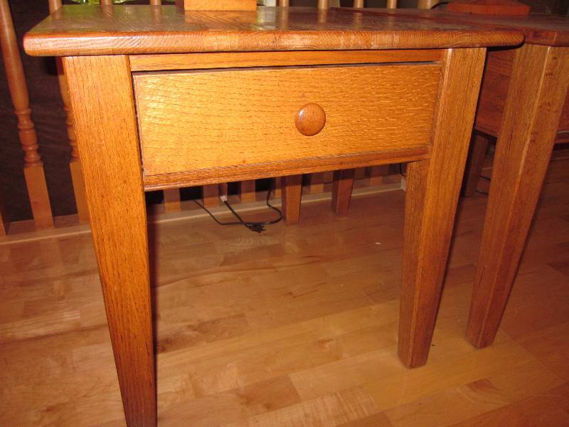 lot 80 image: 2 End Tables and 2 Lamps