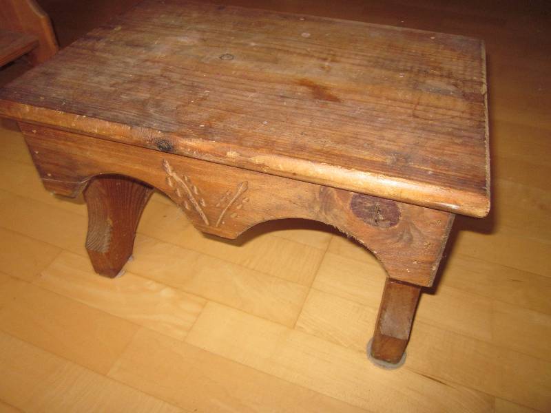 lot 81 image: Misc Furniture and Animal Skin