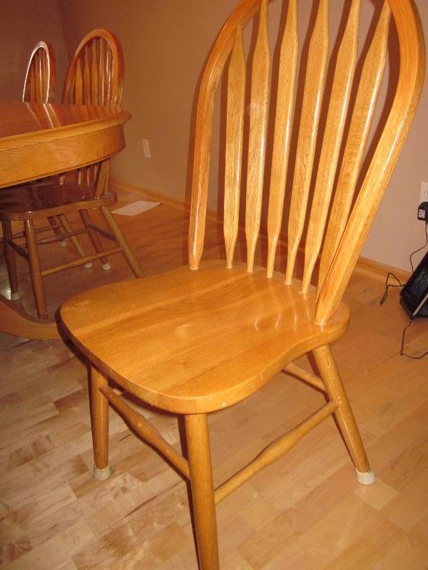 lot 2 image: Oak Table and 6 Chairs