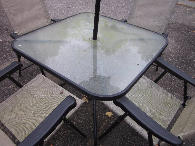 lot 89 image: Patio Table, Umbrella, & 4 chairs