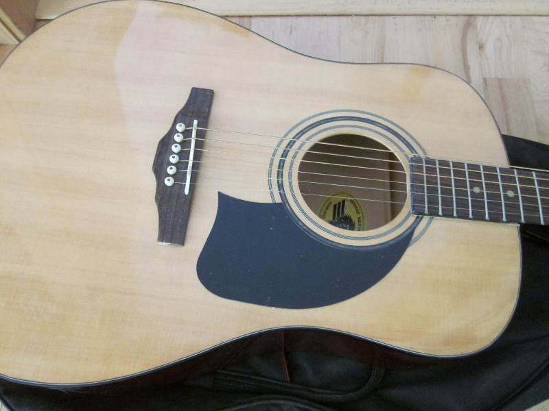 lot 65 image: Acoustic Guitar and case