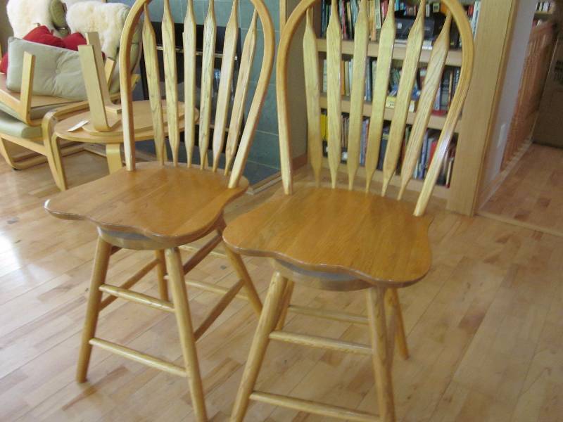 lot 8 image: 2 Swivel Bar Stools