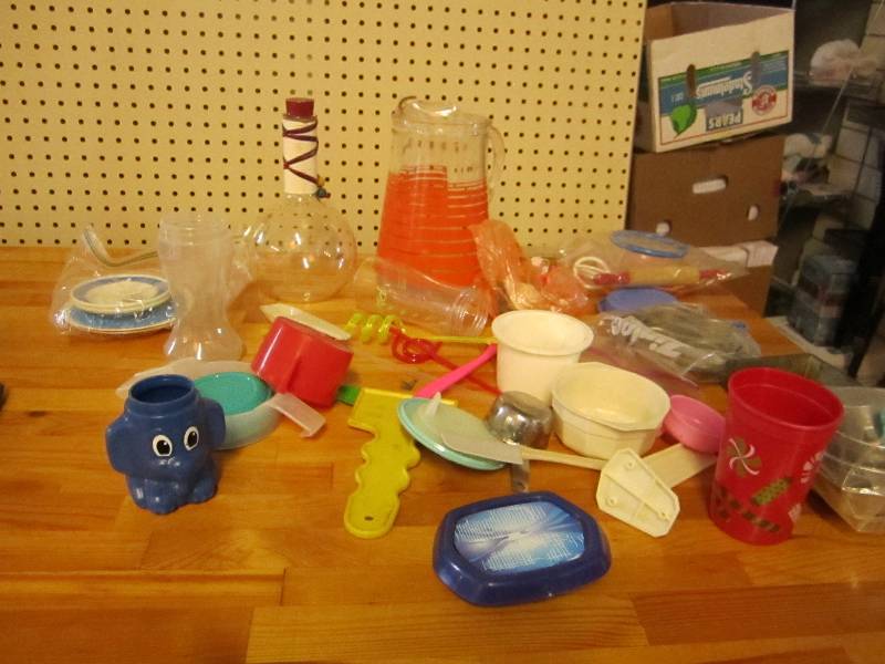 Lot of kitchenware...