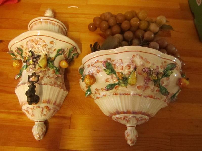 Hanging wall water urn tureen...