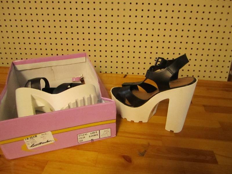 Size 7 12 ladies shoes...