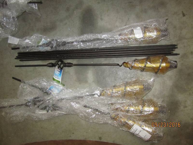 Lot of 5 garden torches, on metal s...