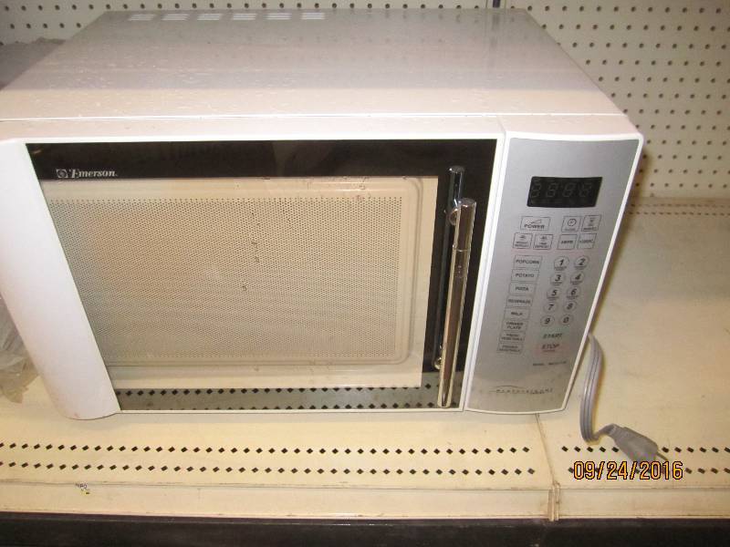 Nice clean Emerson microwave...