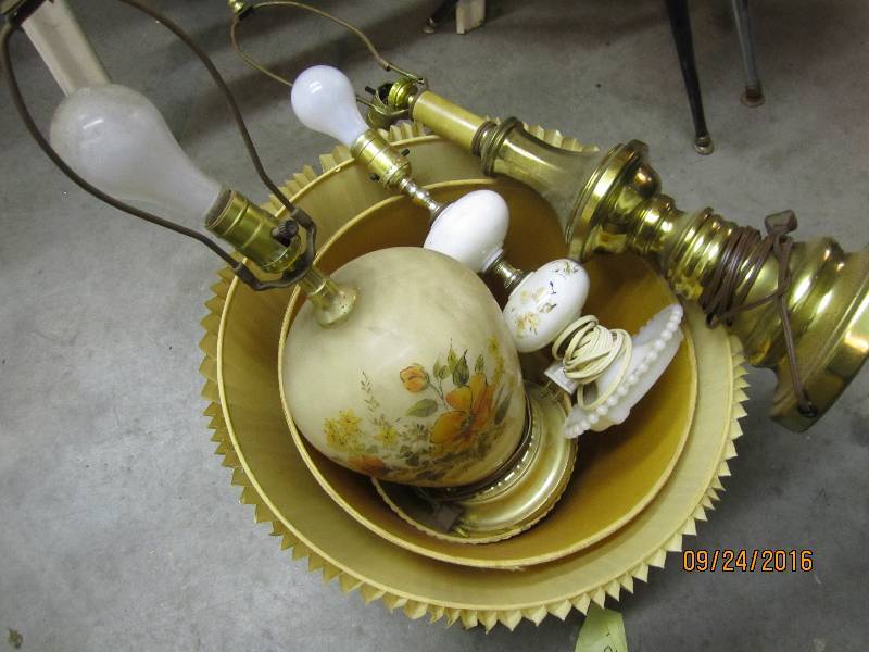 Lot of vintage lamps...