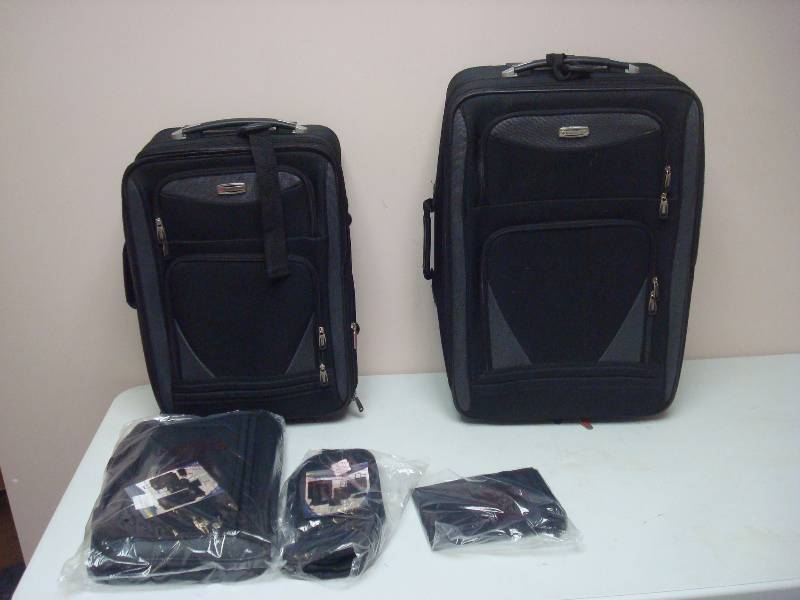 lot 3 image: Travelers Club Luggage Set, Larger One Looks Used
