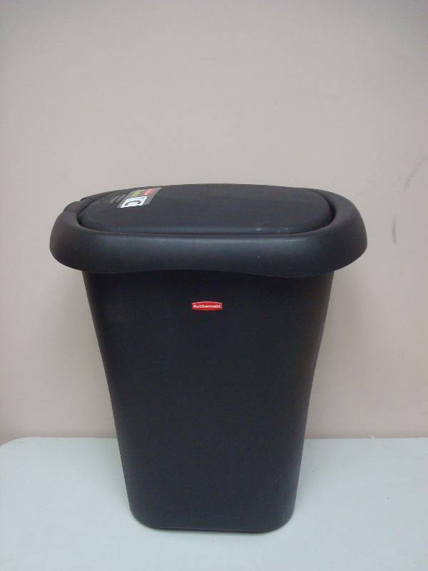 lot 52 image: Rubbermaid 8 Gallon Spring Top Trash Can, Unused