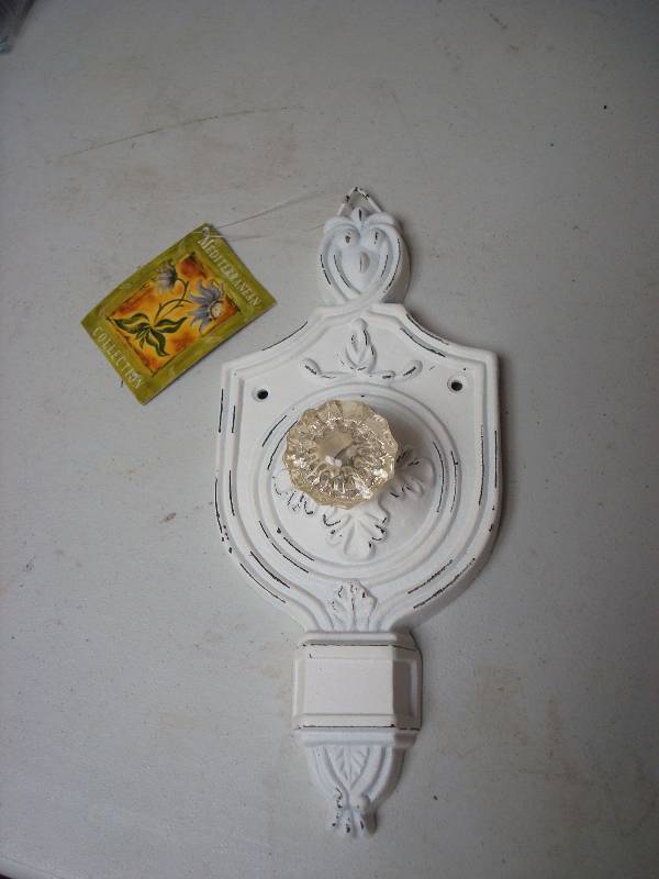lot 114 image: Cast Iron Hanging Door Handle Knob Wall Decor, New