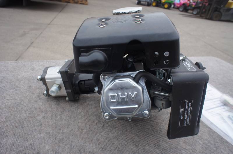 lot 27 image: NEW IN BOX - OHV Horizontal Shaft Gas Engine