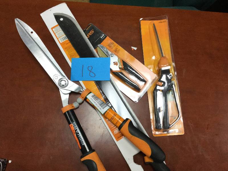 lot 18 image: Lot of assorted Fiskar Cutters
