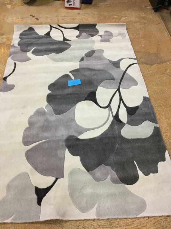 lot 80 image: Surya Rugs Floor Coverings Cosmopolitan 5 x 8 Rug