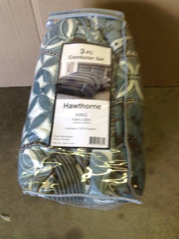 lot 129 image: 3 PC King Comforter New