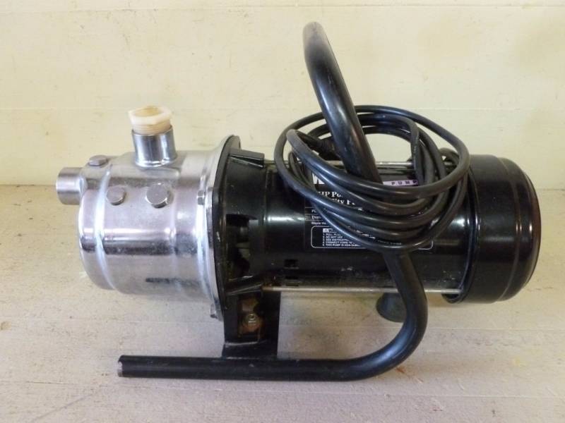 lot 7 image: Lawn Pump