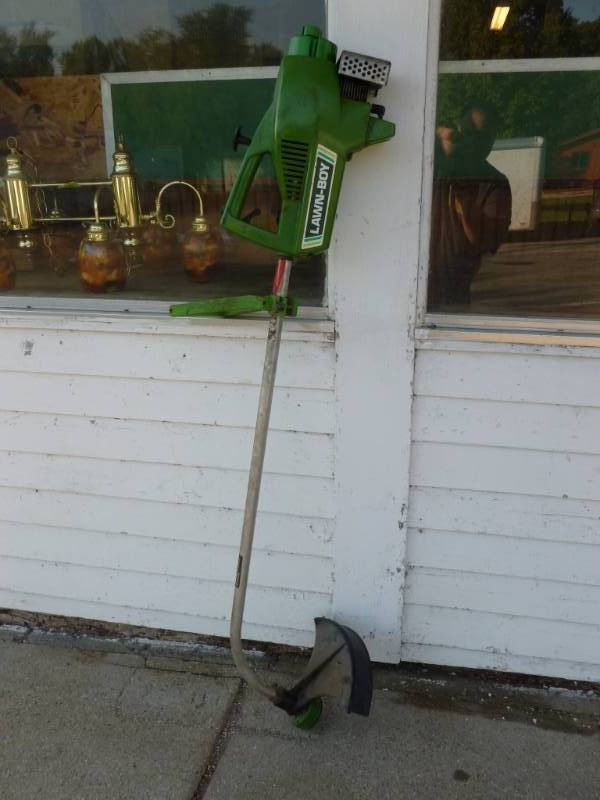 lot 8 image: Weed Trimmer