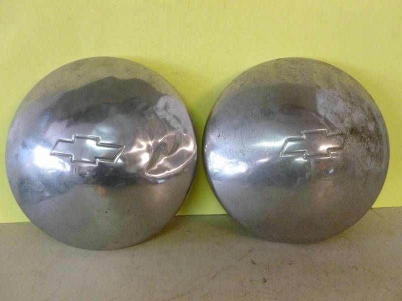 lot 16 image: Vintage Hub Caps