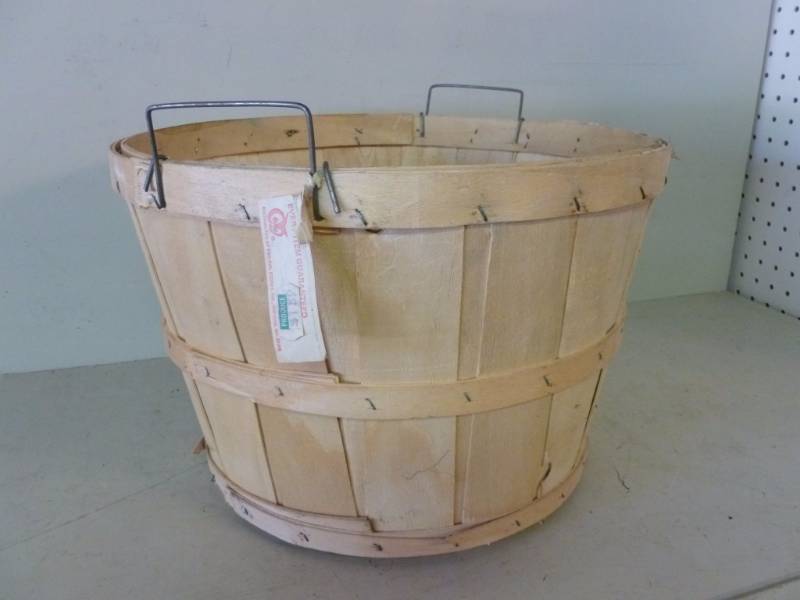 lot 45 image: Vintage Bushel Basket