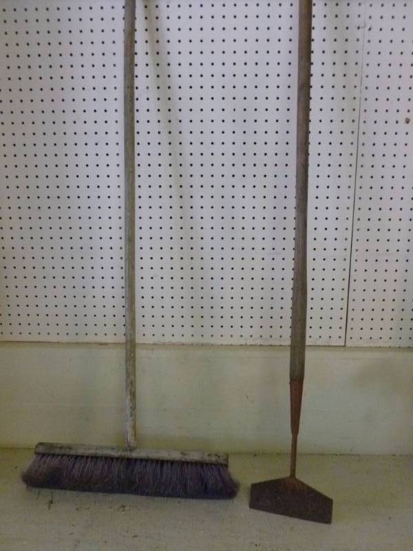lot 77 image: Push Broom