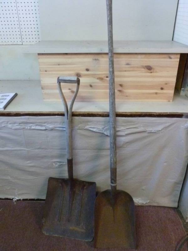 lot 79 image: Shovels